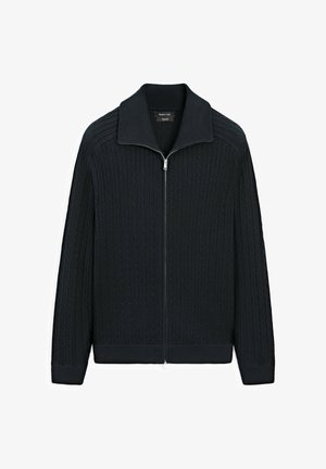 Zwarte kabelgebreide sweater met ritssluiting, hoge kraag en geribbelde manchetten en zoom, plat neergelegd op een witte achtergrond.