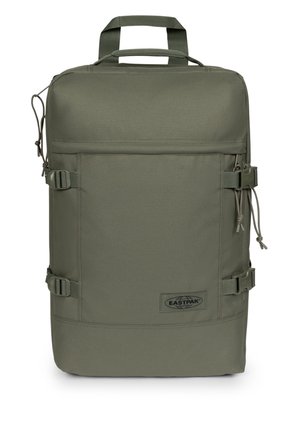 Olivengrøn rektangulær Eastpak-rygsæk med top-hank, frontlomme med lynlås, sidestrammere og Eastpak-logo på nederste front.
