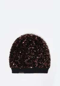 Gorro de lentejuelas marrones brillantes con una banda inferior de punto negro acanalado. La superficie tiene una capa densa de lentejuelas reflectantes.