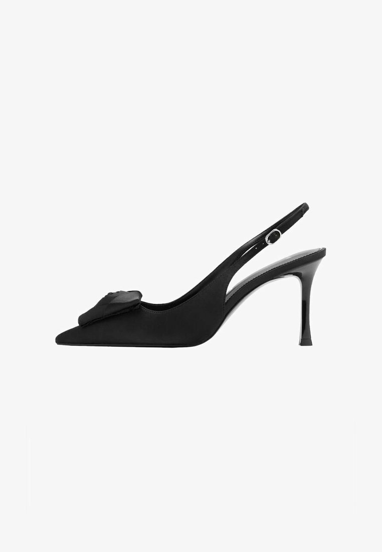 Zapato de tacón alto negro tipo slingback con punta afilada, material de tela, adorno de lazo de satén en el empeine y un tacón de aguja brillante.