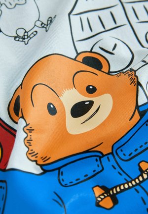 Tegneseriebjørn med orange pels iført en blå jakke. Baggrunden har enkle elementer tegnet med sorte og hvide streger.