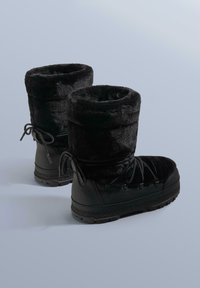 Sorte vinterstøvler med en blød, plysset overdel, rundet top, snørelukning og struktureret gummisål for godt greb.