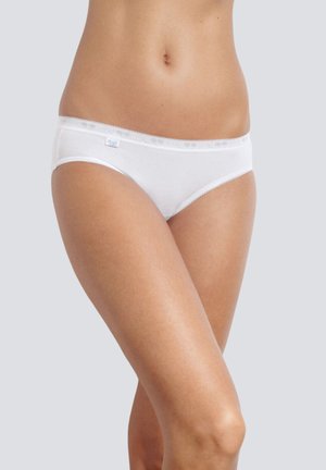 Mutande hipster in cotone bianco con una cintura in pizzo e un piccolo logo sul lato. Tessuto morbido, design semplice.