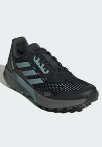 Scarpa sportiva nera con tomaia in rete, dettagli azzurri, suola testurizzata e marchio "280" sul lato. Presenta un tallone imbottito e lacci.