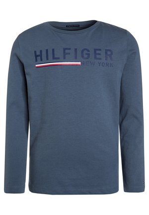 Langärmliges, blaues Baumwoll-T-Shirt mit dem Text "HILFIGER NEW YORK" in Dunkelblau und einem roten und weißen Streifenakzent über der Brust.