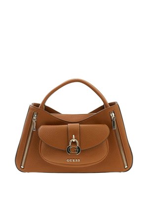 Bolso Guess de cuero marrón texturizado con asas superiores, bolsillo frontal con solapa y cierre metálico en forma de "G", y dos bolsillos laterales verticales con cremallera.