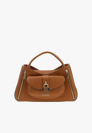 Borsa Guess in pelle marrone texturizzata con manici superiori, tasca frontale con patta e chiusura a morsetto metallico a forma di "G", e due tasche laterali verticali con cerniera.