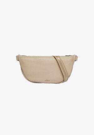 Beige Leder Crossbody-Tasche mit strukturierter Oberfläche, geschwungener Form, oberem Reißverschluss und flachem, verstellbarem Tragegurt. Logo auf der Vorderseite eingeprägt.
