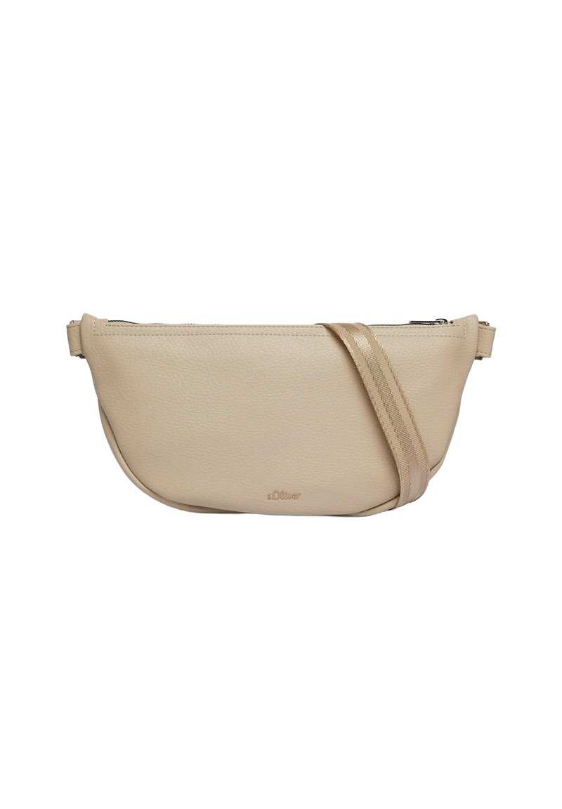 Borsa a tracolla in pelle beige con finitura testurizzata, forma curva, chiusura con zip superiore e una tracolla piatta e regolabile. Logo in rilievo sul davanti.