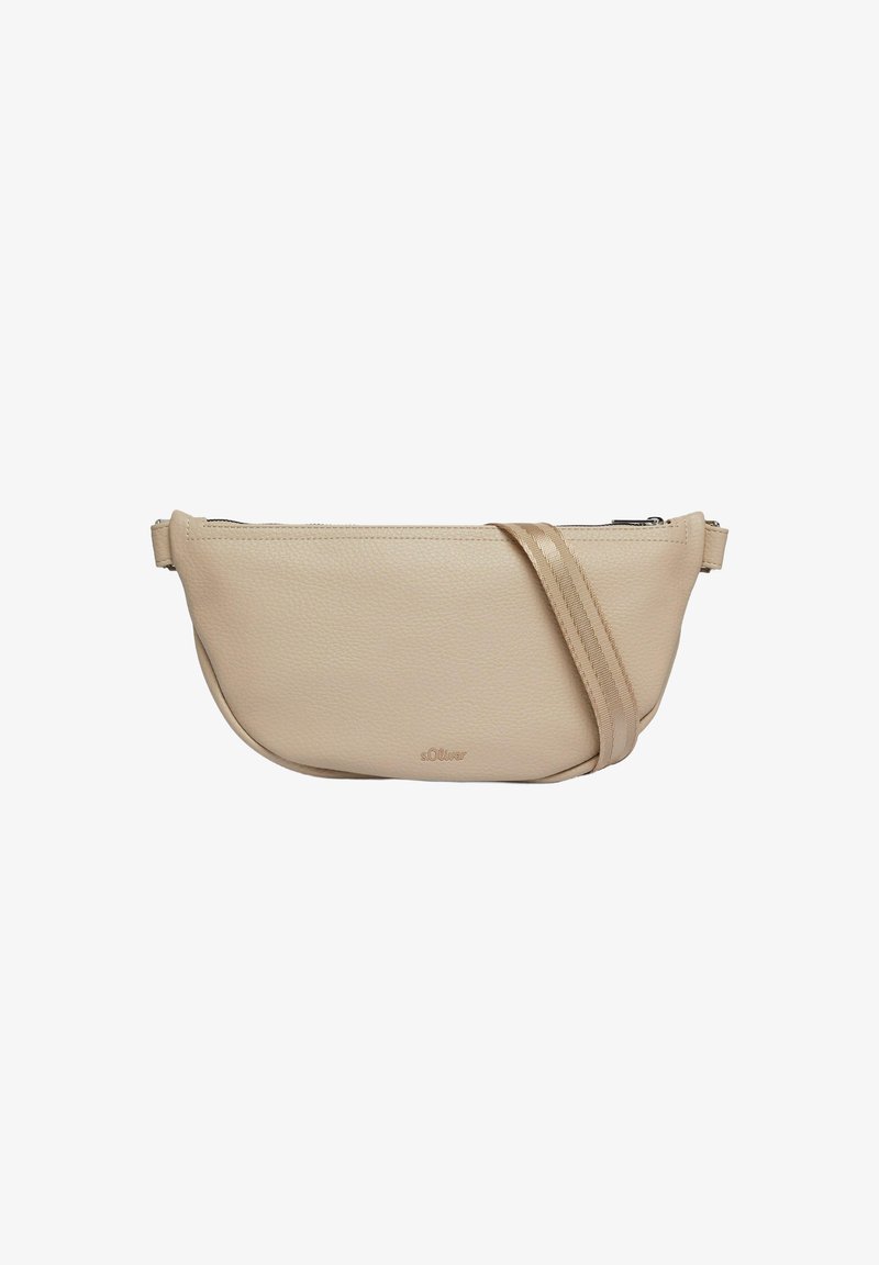 Beige leren crossbody tas met een gestructureerde afwerking, gebogen vorm, ritsluiting aan de bovenkant en een platte, verstelbare schouderband. Logo geperst op de voorkant.