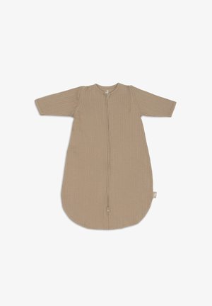 Beige babyslaapzak met lange mouwen, geribbelde textuur en een ritssluiting aan de voorkant. Gecoördineerde onderkant voor comfort.