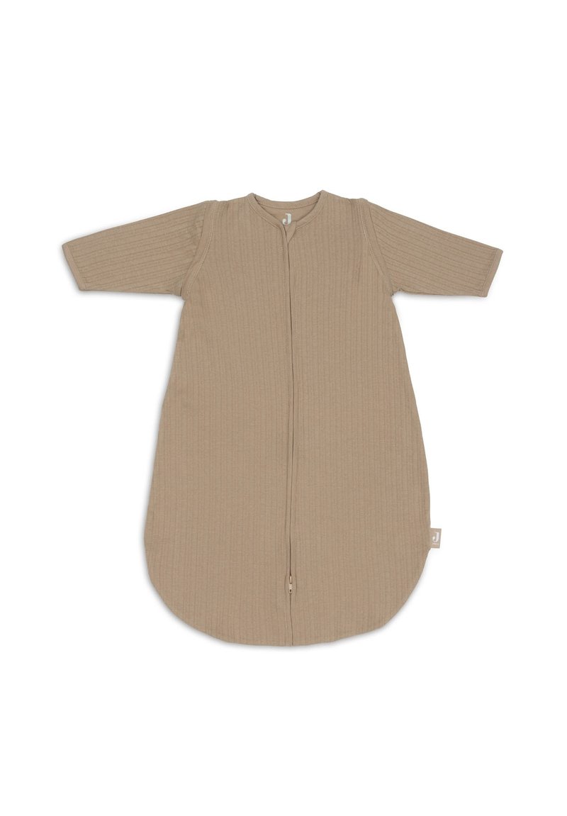 Beige babyslaapzak met lange mouwen, geribbelde textuur en een ritssluiting aan de voorkant. Gecoördineerde onderkant voor comfort.
