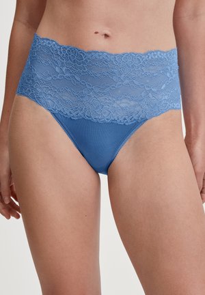 Panty in pizzo blu e rete con una ampia cintura in pizzo, tessuto liscio e taglio classico per una vestibilità comoda.