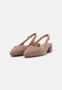 Scarpe slingback in morbida pelle scamosciata color taupe, con punta appuntita, tacco a blocco basso e cinturino regolabile con fibbia metallica rotonda.