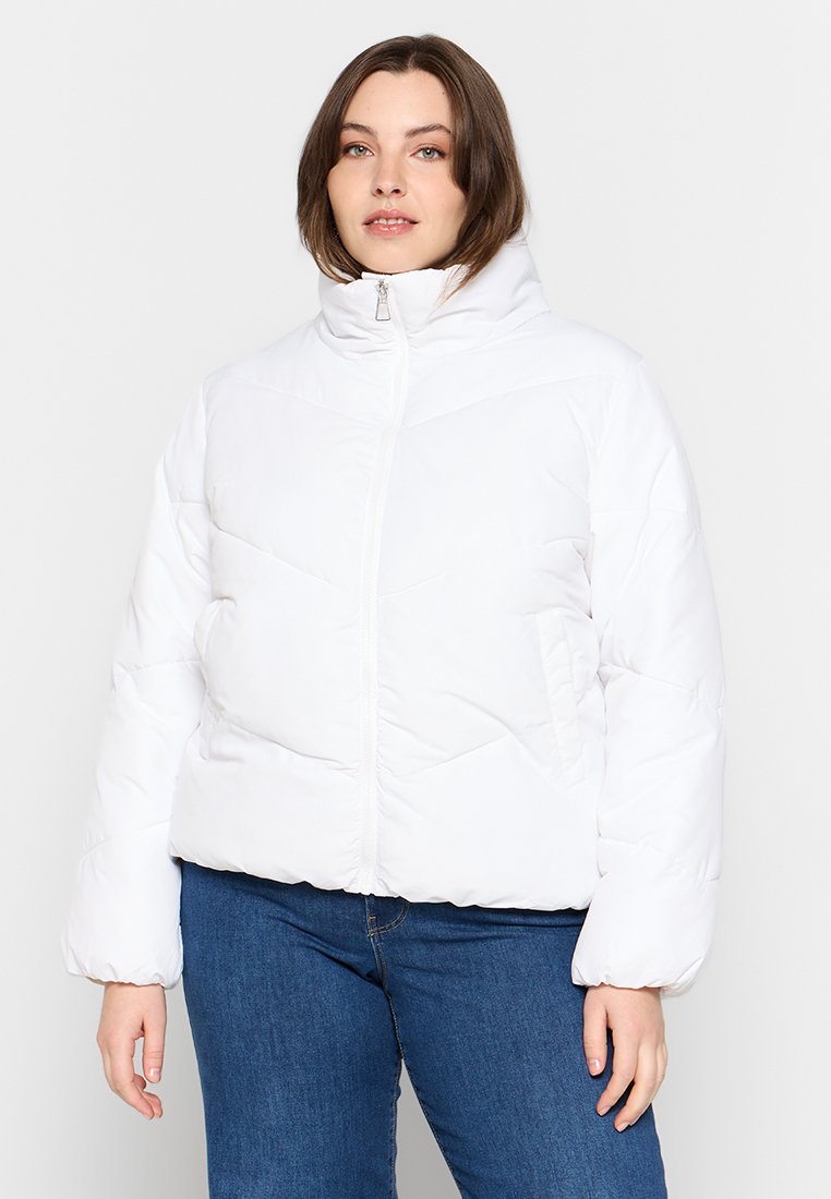 Witte pufferjack met een hoge kraag, ritssluiting en een doorgestikt patroon; heeft een cropped ontwerp en elastische mouwen.