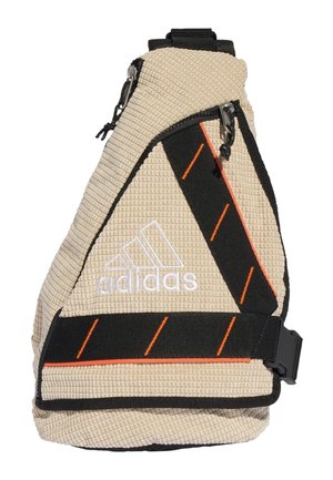 Beige Adidas schoudertas van gestructureerde stof, met een zwart verstelbare band met oranje diagonale stiksels en een wit Adidas-logo.