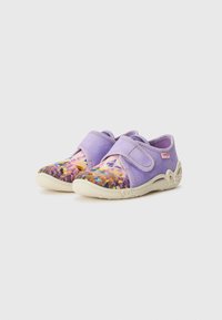 Lila tygskor med blommönstrad tå, kardborrebandstängning, ljusgummisula och strukturerade sidodetaljer.