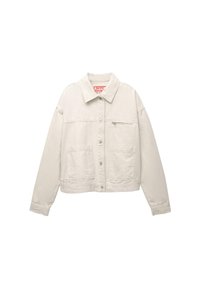 Lichtbeige denimjas met een kraag, knopen aan de voorkant, twee grote voorste opgestikte zakken en een kleine ritszak op de borst.