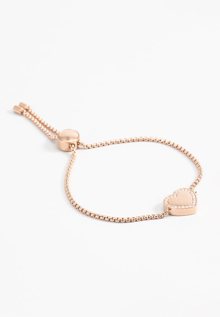 Bracciale in oro rosa con una catena fine, caratterizzato da un charm a forma di cuore adornato con piccole pietre di strass trasparenti, chiusura regolabile.