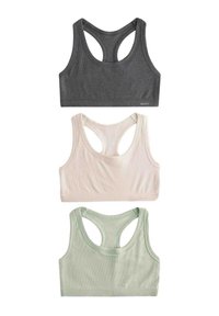 Tři sportovní crop topy s překříženými ramínky v tmavě šedé, světle růžové a mátové zelené barvě, vyrobené z ribkované tkaniny s hladkou strukturou a minimalistickým designem.