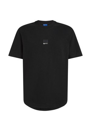 Crna majica kratkih rukava od mekanog pamučnog materijala. Ima mali kvadratni logotip na prednjoj strani, okrugli izrez i duži stražnji rub.
