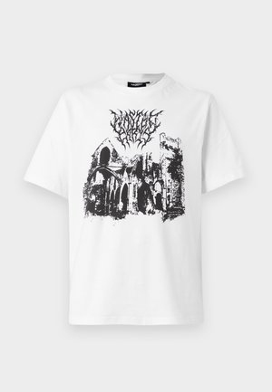 Biele tričko s krátkym rukávom s čiernou grafikou gotických ruín a štýlovo nečitateľným textom nad motívom vpredu v strede.