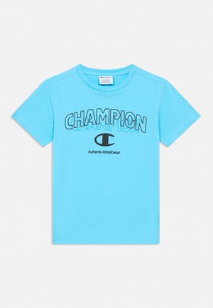 Svijetloplava majica kratkih rukava s natpisom "CHAMPION", crnim Champion logotipom i natpisom "Authentic Athleticwear" na sredini ispred.