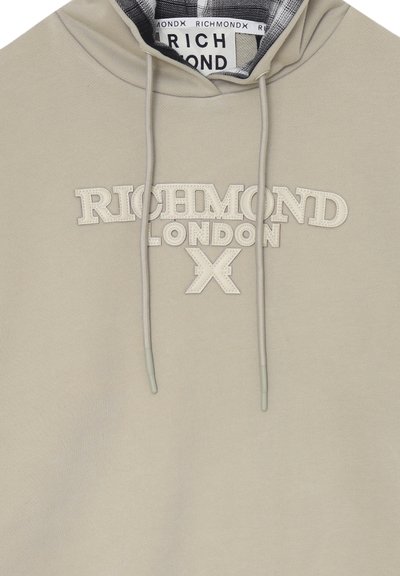 Felpa in cotone beige con un grande logo bianco in rilievo "RICHMOND LONDON", cappuccio regolabile e dettagli in grigio sul cordino.