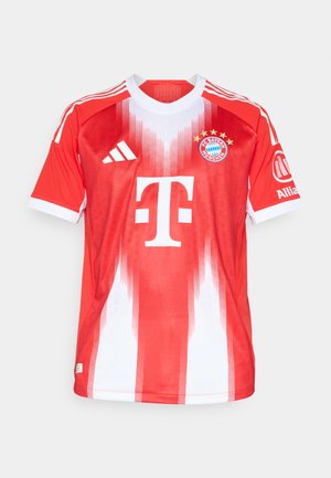 Maillot de football rouge et blanc en matériau respirant, avec un col rond, un motif à rayures verticales, un logo de club et un marquage de sponsor.