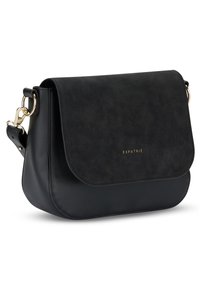 Svart läder crossbody-väska med en slät yta, rundad form, klaffstängning och guldfärgad detaljer; varumärkesnamn präglat på framsidan.