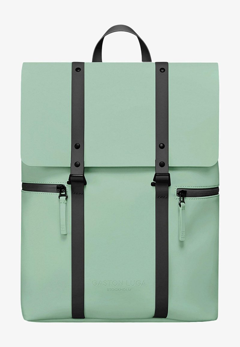 Mintgroene rugzak met zwarte banden en accenten. Gemaakt van glad materiaal, met een bovenflap en een voorvak met rits. Merkenlogo weergegeven.