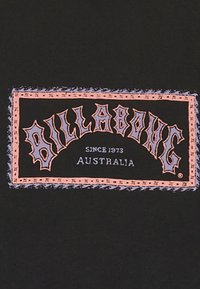 Zwarte t-shirt met een rechthoekige graphic met "BILLABONG" in gestileerde letters, oranje rand, en de tekst "SINCE 1973" en "AUSTRALIË."