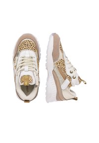Sport sneakers in beige en wit met accenten in luipaardprint. Voorzien van textuur, veters en een ritsluiting aan de zijkant.