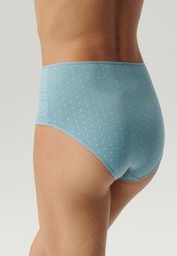 Jasnoniebieskie majtki w małe białe kropki. Posiadają wysoki stan oraz miękką, elastyczną tkaninę dla komfortu.