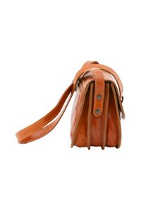 Borsa in pelle di un arancione medio con una finitura morbida. Presenta una forma strutturata, una tracolla regolabile e cuciture dettagliate lungo i bordi.
