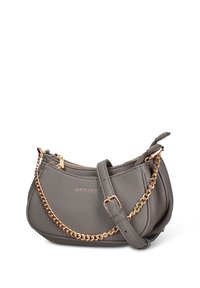 Grijze leren handtas met een getextureerde afwerking, voorzien van een gouden kettingriem, ritssluiting en metalen logodetails.