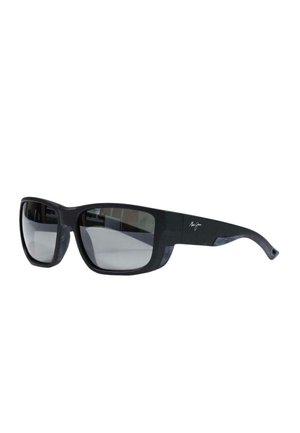 Gafas de sol envolventes negras con lentes reflectantes oscuras y un logotipo distintivo en la patilla, mostradas sobre un fondo blanco.