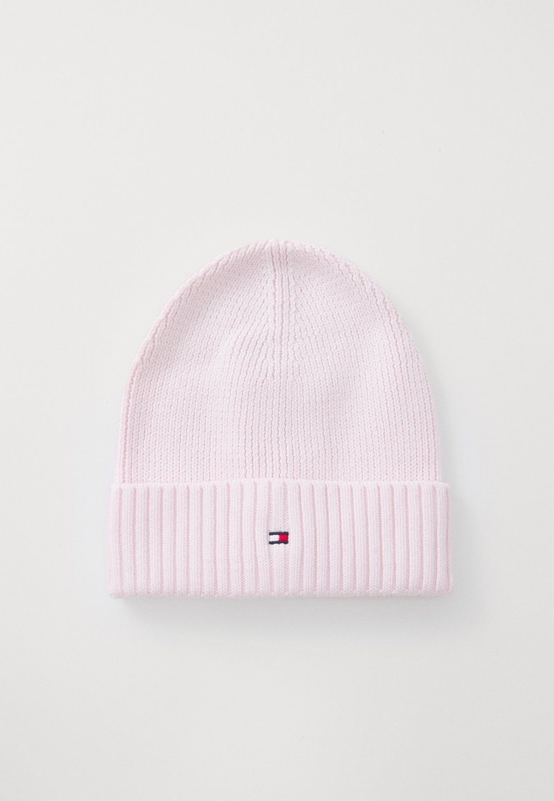 Ružový pletený čiapka s rebrovaným okrajom a malým logom v červenej, bielej a modrej farbe na prednej strane. Textúrovaná tkanina, mäkký vzhľad.