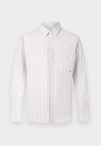 Langermet, lys rosa skjorte med hvite vertikale striper og en brystlomme med en liten grønn logo. Bomullsstoff, standard krage.