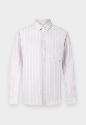 Różowa koszula z długim rękawem zapinana na guziki, z białymi pionowymi paskami i kieszenią na piersi z małym zielonym logo. Bawełniany materiał, standardowy kołnierzyk.