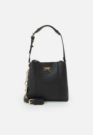 Zwarte leren emmer tas met een gouden logoaccent, verstelbare schouderband en kettingdetail. Heeft een patroonvoering die zichtbaar is aan de bovenkant.