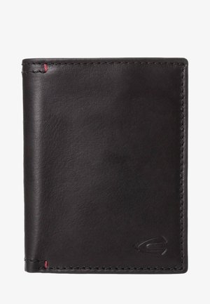 Zwart leren bi-fold portemonnee met subtiele gegraveerde logo in de rechterbenedenhoek en een kleine rode draadstiksel aan de linkerrand.