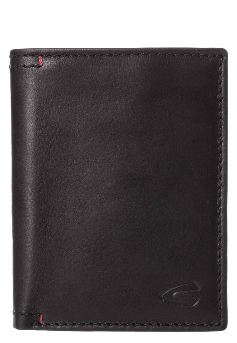 Zwart leren bi-fold portemonnee met subtiele gegraveerde logo in de rechterbenedenhoek en een kleine rode draadstiksel aan de linkerrand.