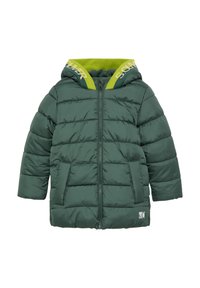 Groene pufferjack met capuchon, voorzien van een lichtgroene binnenvoering, gequilte structuur, rits aan de voorkant en twee zijzakken. Logo aan de onderzijde.