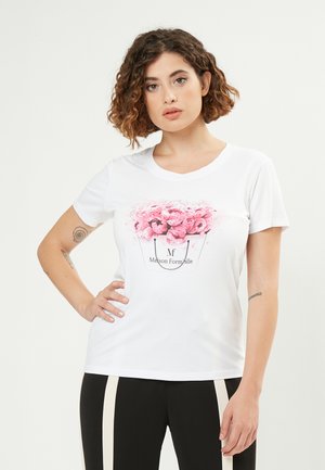 T-shirt en coton blanc avec un motif floral rose, avec le texte "Maison Formille" en noir, col rond, manches courtes.