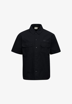 Czarna koszula z krótkim rękawem wykonana z bawełny, z kołnierzykiem zapinanym na guziki, dwoma przednimi kieszeniami i logotypem na klatce piersiowej.
