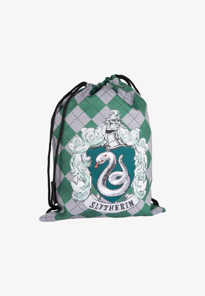 Grüner und grauer Kordelbeutel mit einem Slytherin-Wappen, das ein Schlangendesign und ein karierter Muster zeigt, sowie einem kontrastierenden schwarzen Kordelzug.
