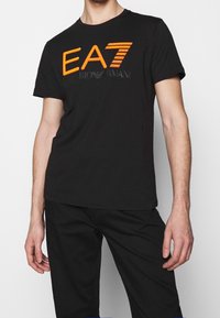 EA7 Emporio Armani T-shirt imprimé - black