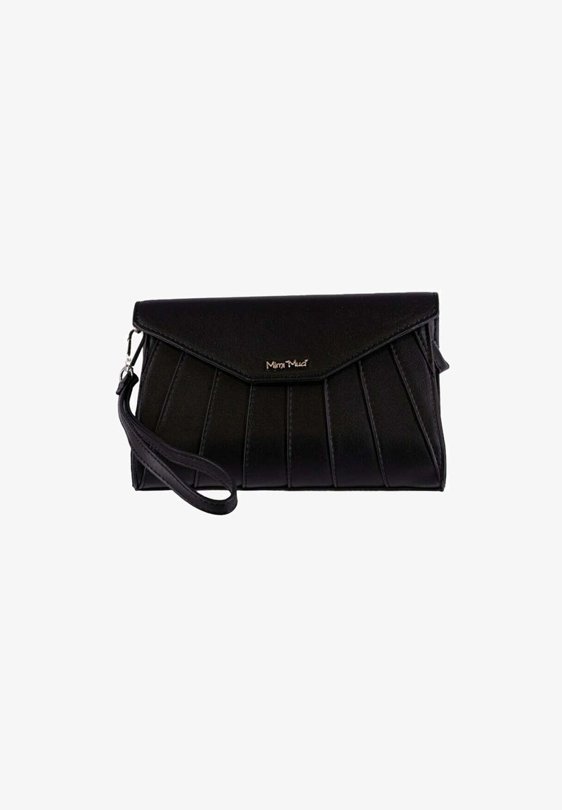 Clutch in finta pelle nera con design plissè, chiusura a patta magnetica e tracolla removibile. Accentatura del logo dorato sulla parte anteriore.