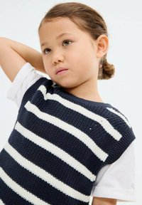 Top senza maniche lavorato a maglia, con righe orizzontali blu navy e bianche, realizzato in filato texturizzato. Collo corto e arrotondato e ampie aperture per le spalle.